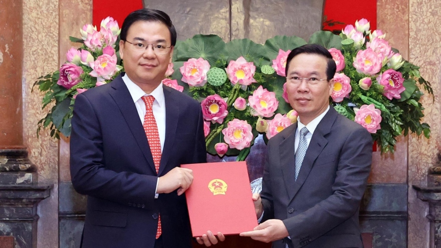 President presents appointment decision to Vietnamese Ambassador to Japan